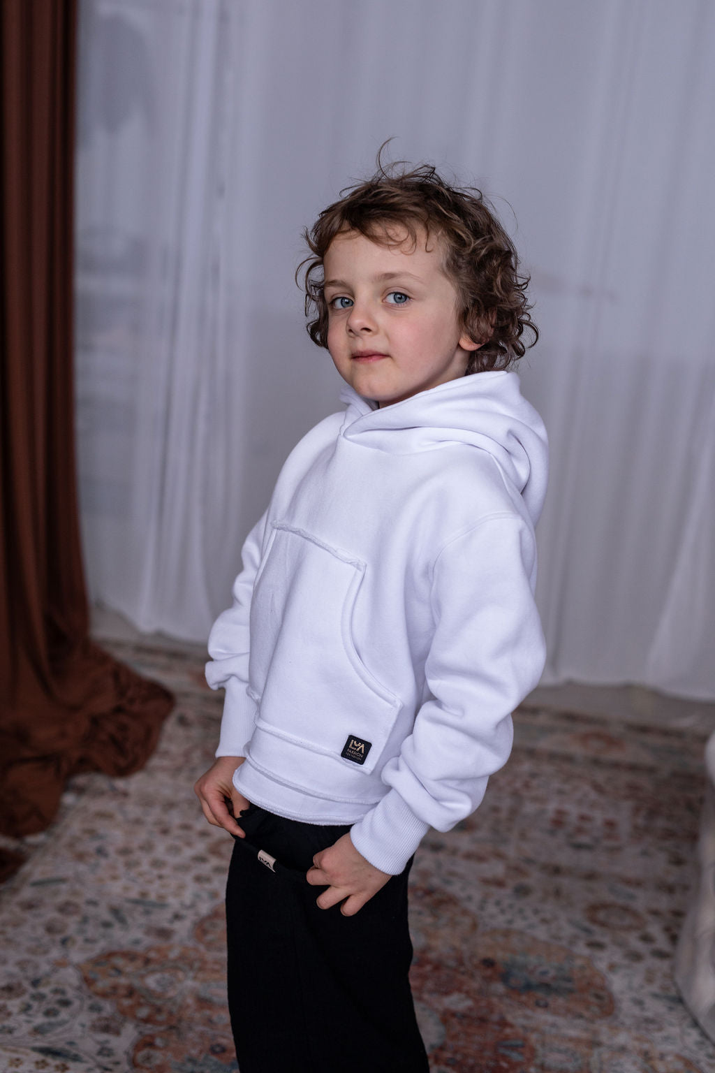 chlapecka-mikina-pocesana-teplakovina-s-kapuci-kapsa-klokan-bila