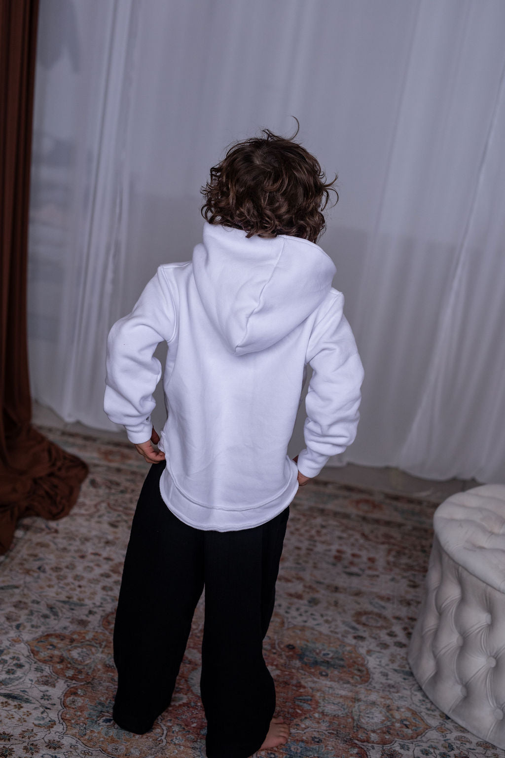 chlapecka-mikina-pocesana-teplakovina-s-kapuci-kapsa-klokan-bila