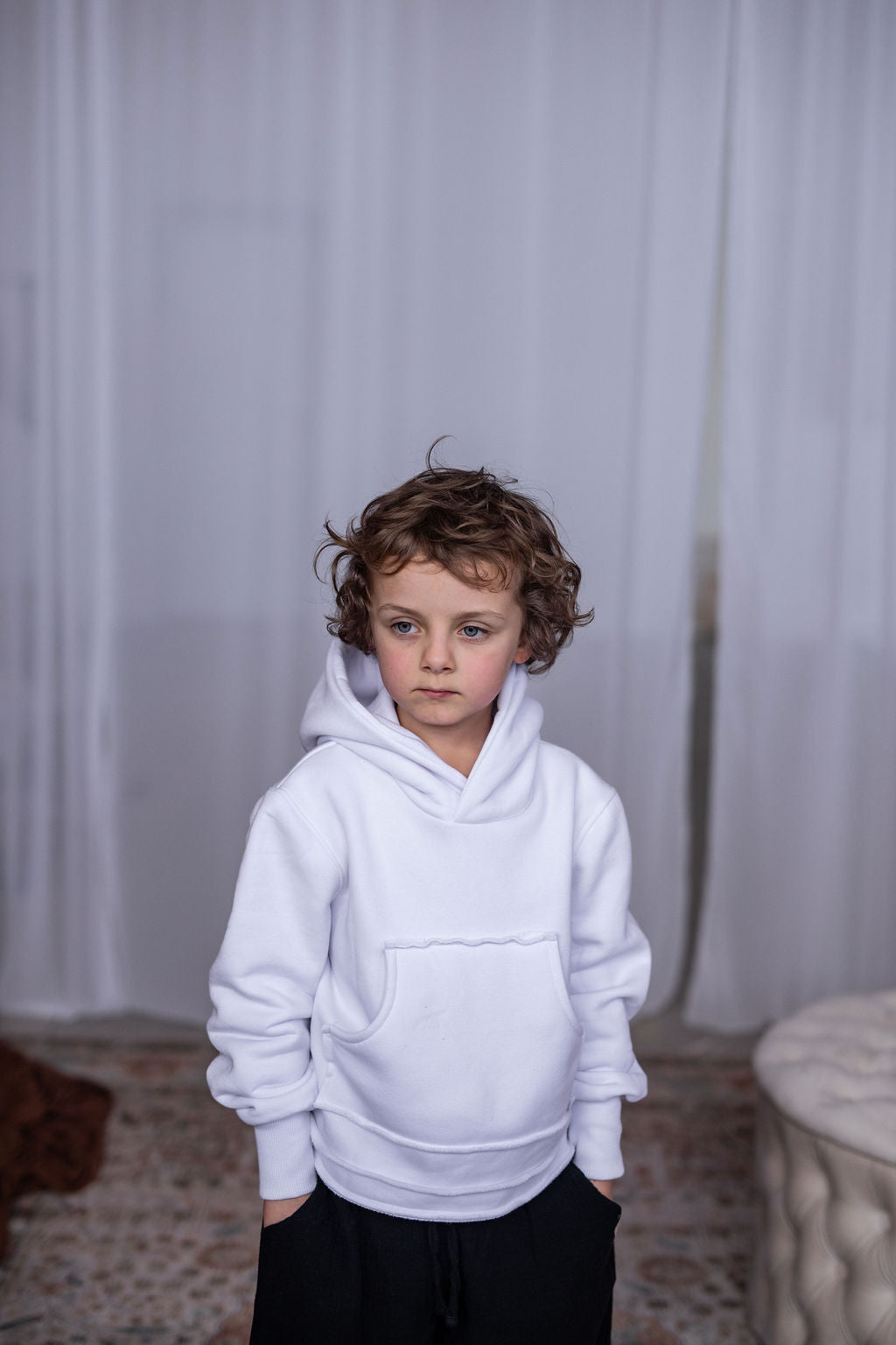 chlapecka-mikina-pocesana-teplakovina-s-kapuci-kapsa-klokan-bila