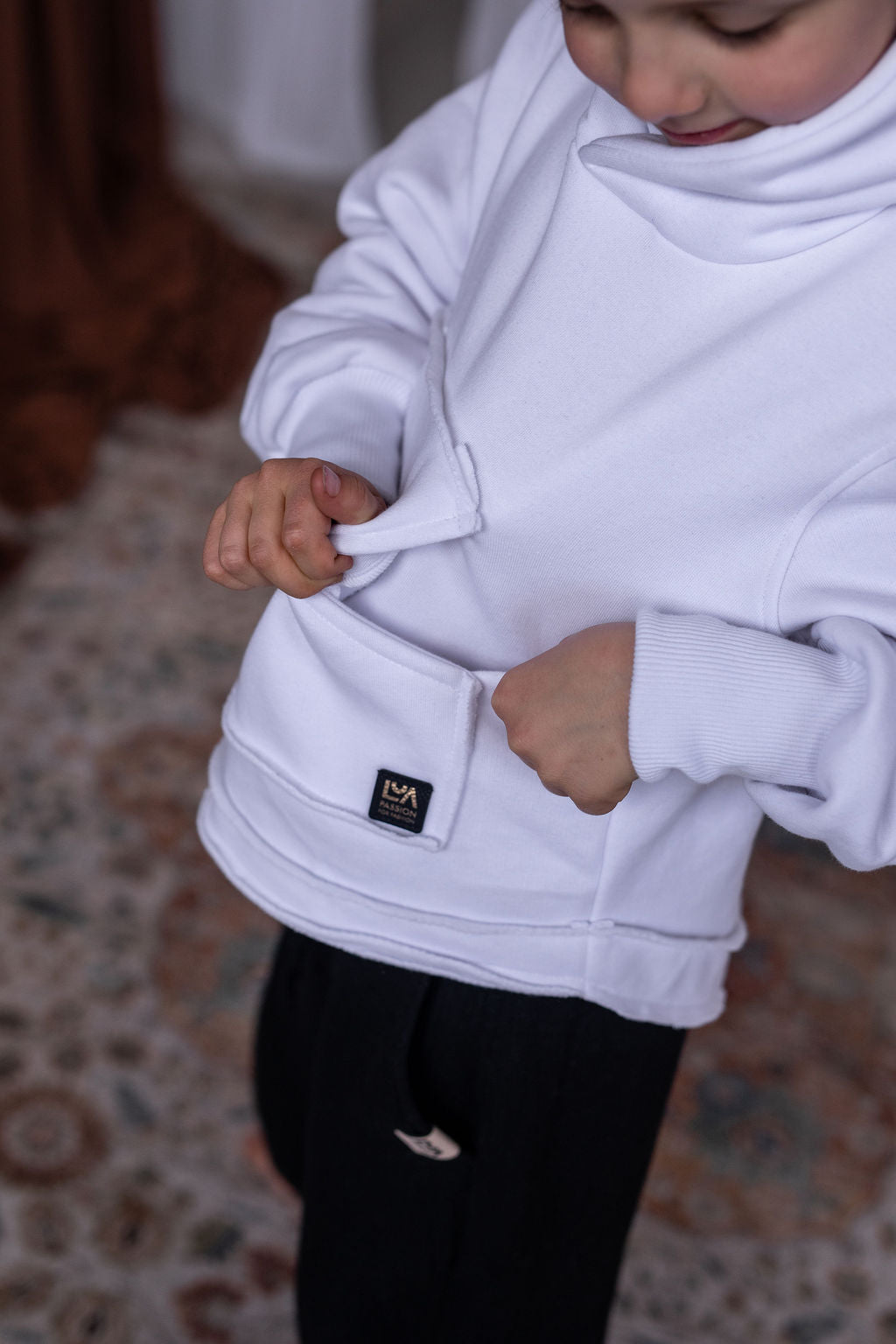 chlapecka-mikina-pocesana-teplakovina-s-kapuci-kapsa-klokan-bila