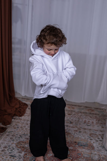 chlapecka-mikina-pocesana-teplakovina-s-kapuci-kapsa-klokan-bila