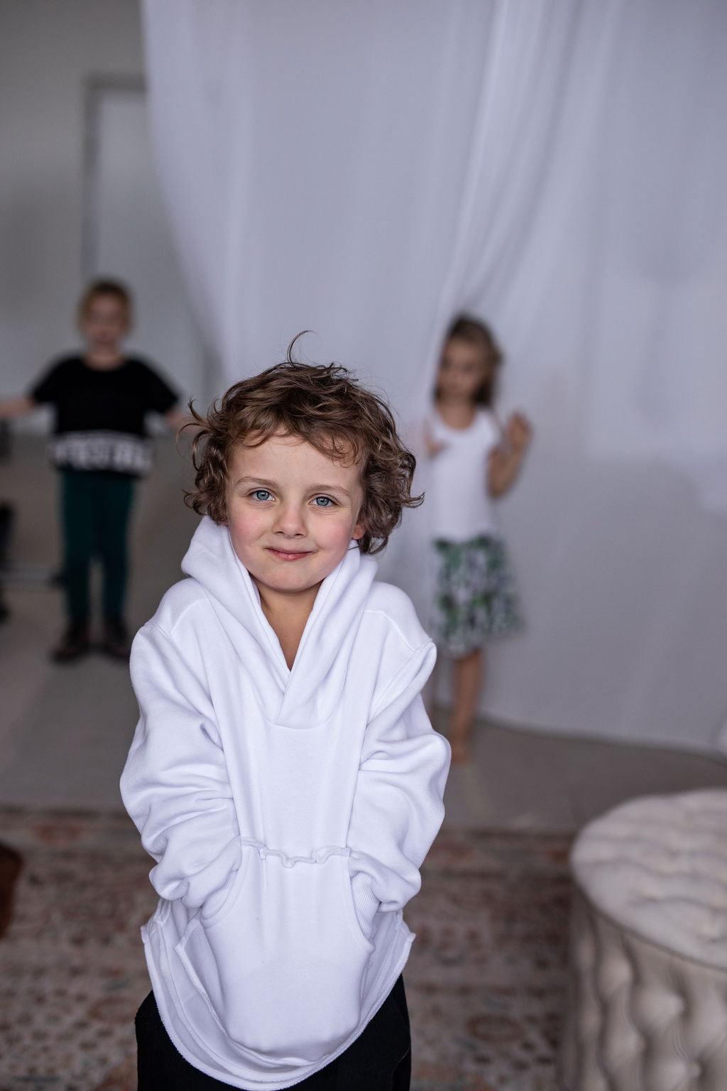 chlapecka-mikina-pocesana-teplakovina-s-kapuci-kapsa-klokan-bila