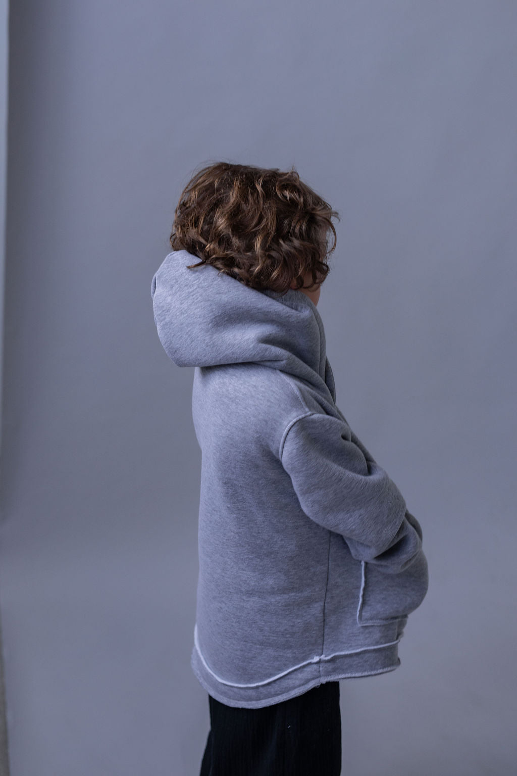 chlapecka-mikina-pocesana-teplakovina-s-kapuci-kapsa-klokan-sedy-melir