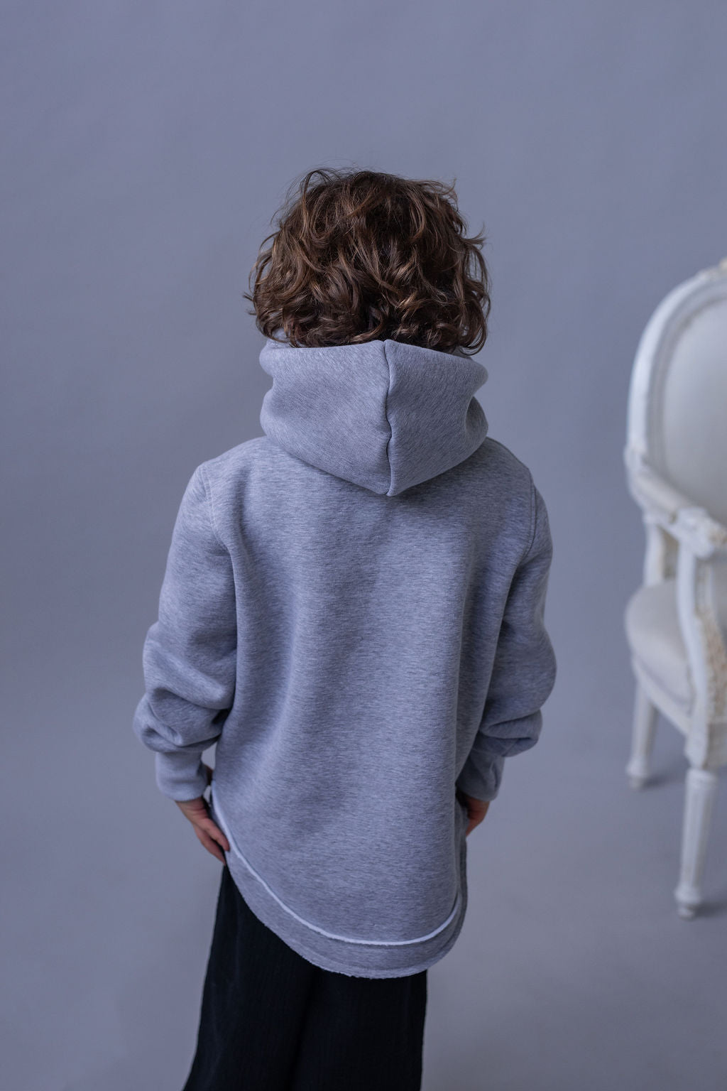 chlapecka-mikina-pocesana-teplakovina-s-kapuci-kapsa-klokan-sedy-melir