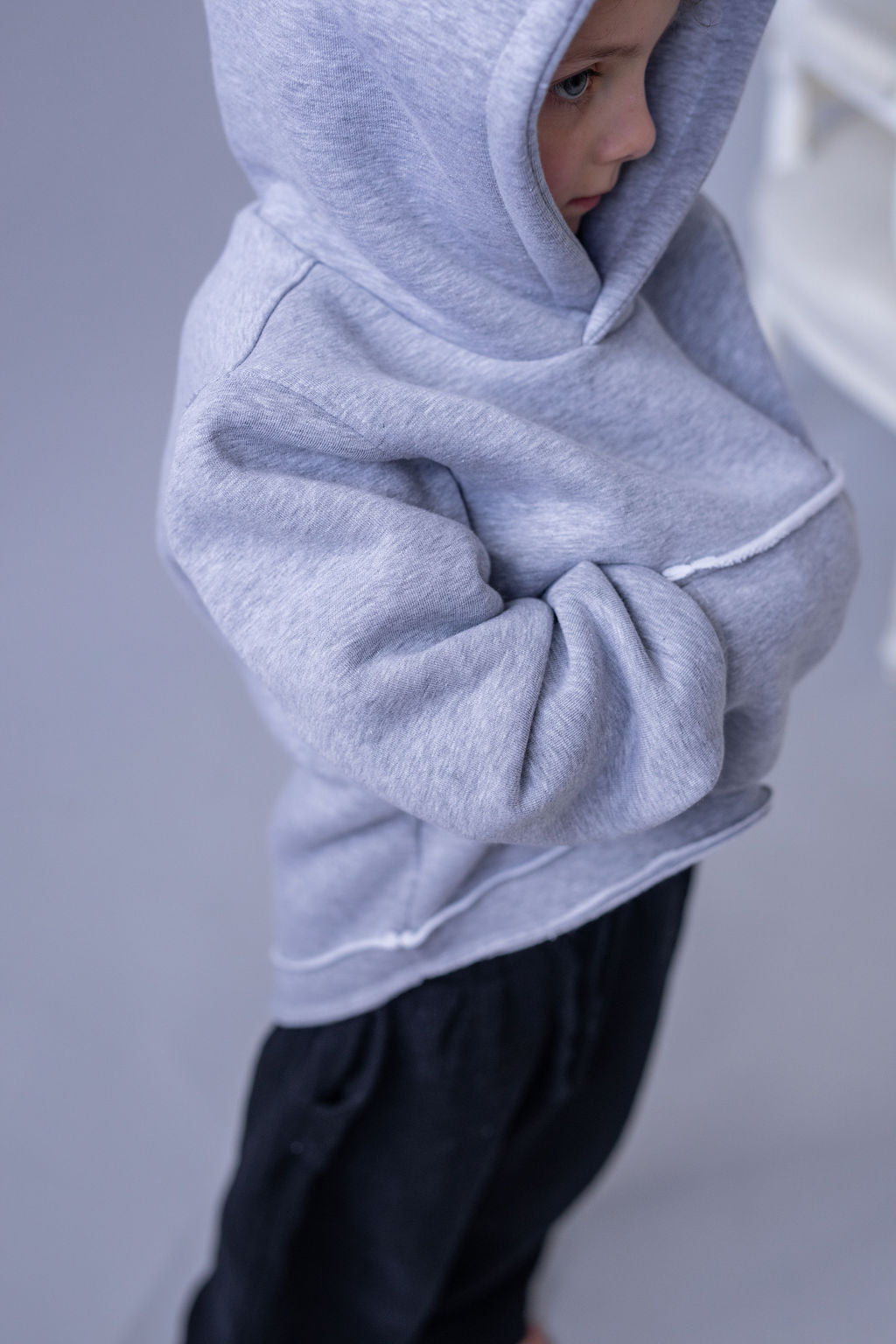 chlapecka-mikina-pocesana-teplakovina-s-kapuci-kapsa-klokan-sedy-melir