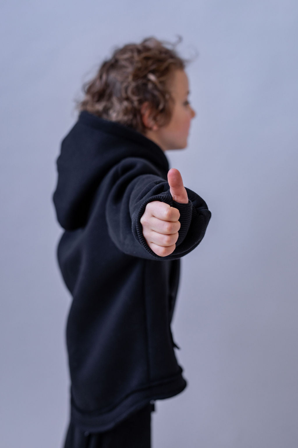 chlapecka-mikina-pocesana-teplakovina-s-kapuci-kapsa-klokan-cerna