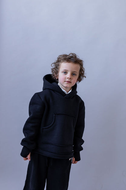 chlapecka-mikina-pocesana-teplakovina-s-kapuci-kapsa-klokan-cerna