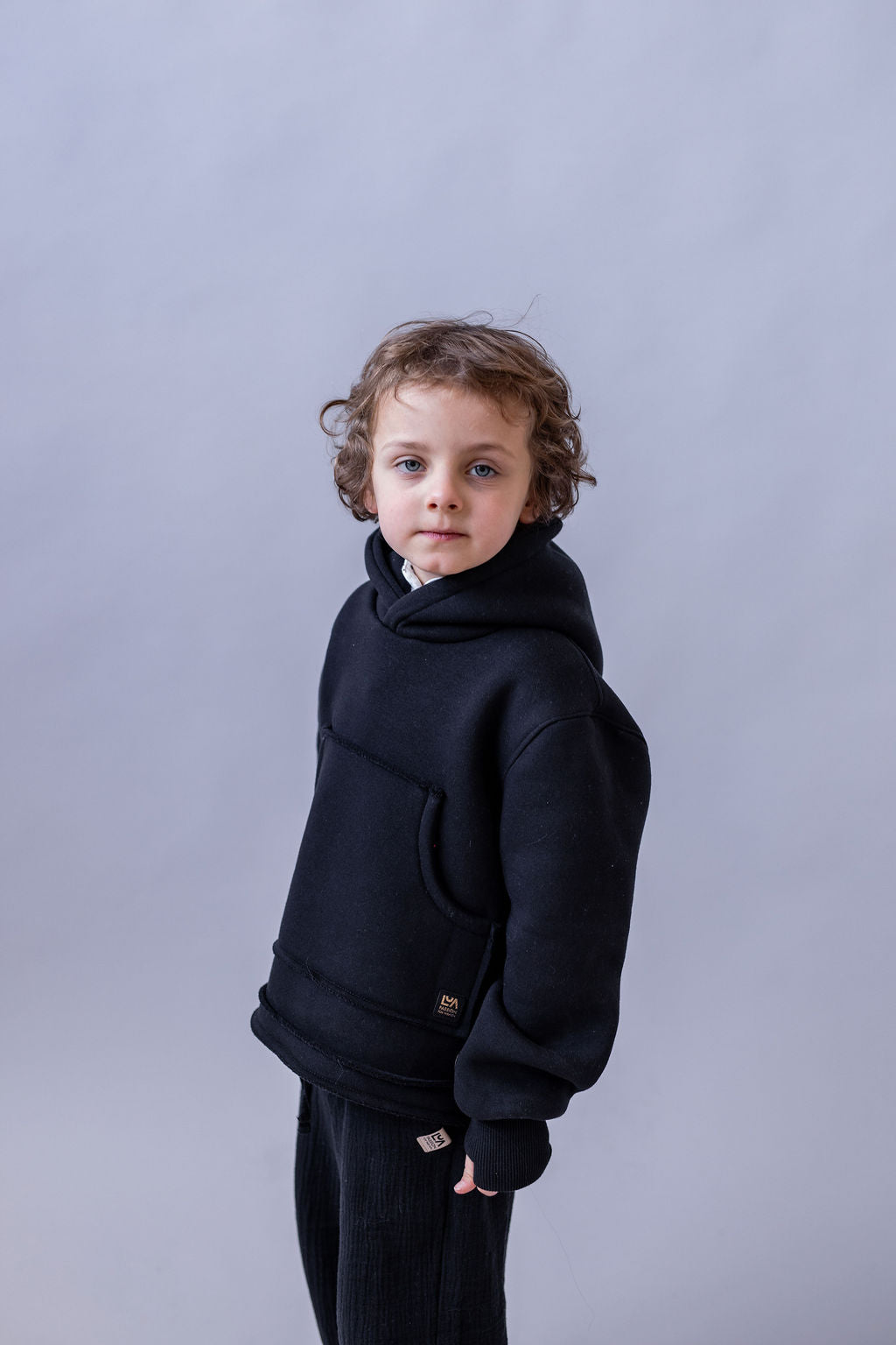 chlapecka-mikina-pocesana-teplakovina-s-kapuci-kapsa-klokan-cerna