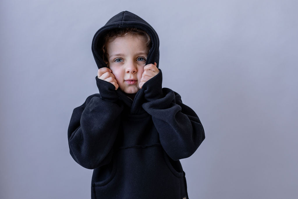 chlapecka-mikina-pocesana-teplakovina-s-kapuci-kapsa-klokan-cerna