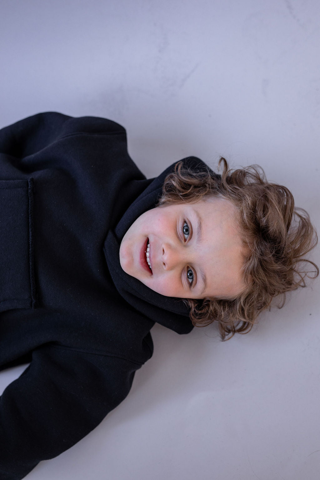 chlapecka-mikina-pocesana-teplakovina-s-kapuci-kapsa-klokan-cerna