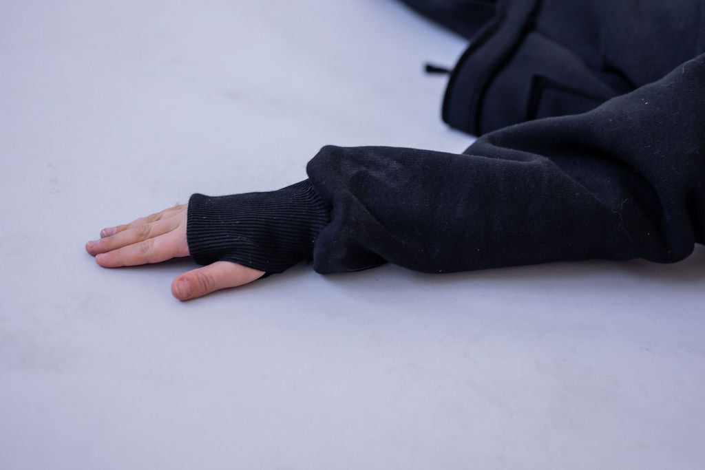 chlapecka-mikina-pocesana-teplakovina-s-kapuci-kapsa-klokan-cerna-detail