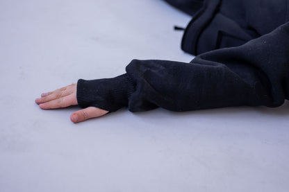 chlapecka-mikina-pocesana-teplakovina-s-kapuci-kapsa-klokan-cerna-detail