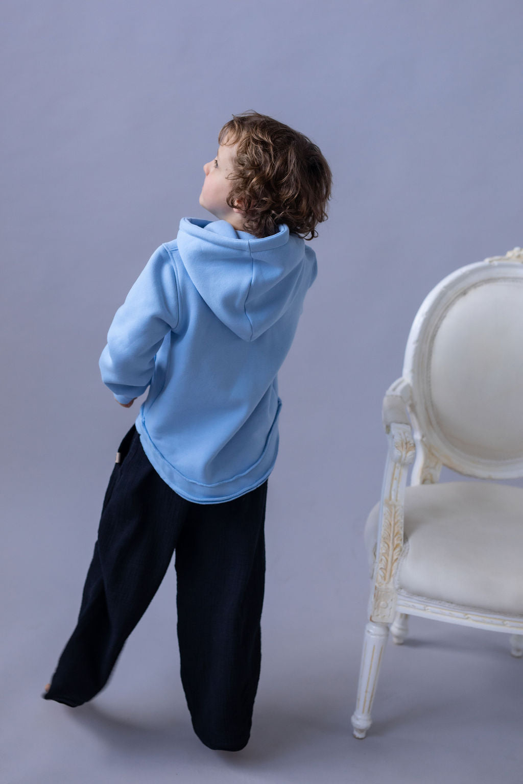 chlapecka-mikina-pocesana-teplakovina-s-kapuci-kapsa-klokan-baby-blue