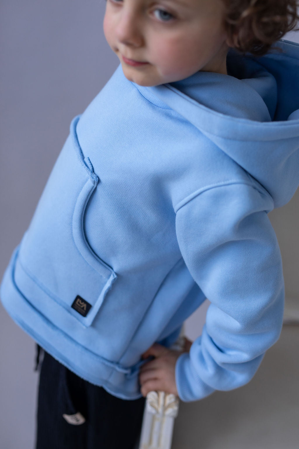 chlapecka-mikina-pocesana-teplakovina-s-kapuci-kapsa-klokan-baby-blue