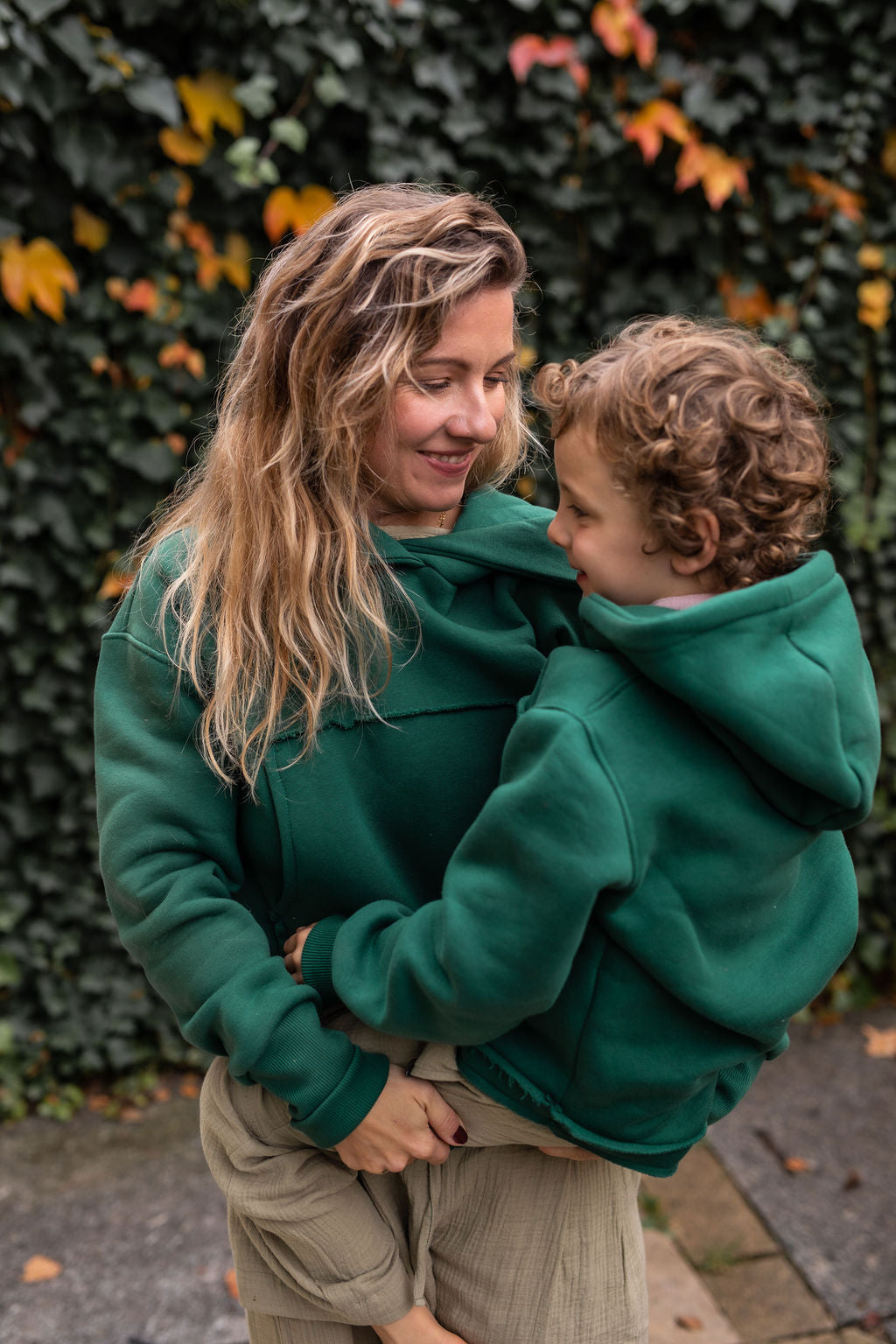 chlapecka-mikina-pocesana-teplakovina-s-kapuci-kapsa-klokan-zelena