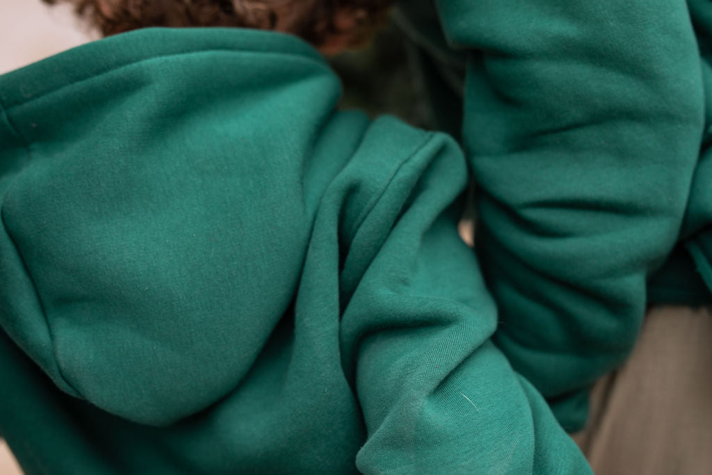 chlapecka-mikina-pocesana-teplakovina-s-kapuci-kapsa-klokan-zelena-detail-kapuce
