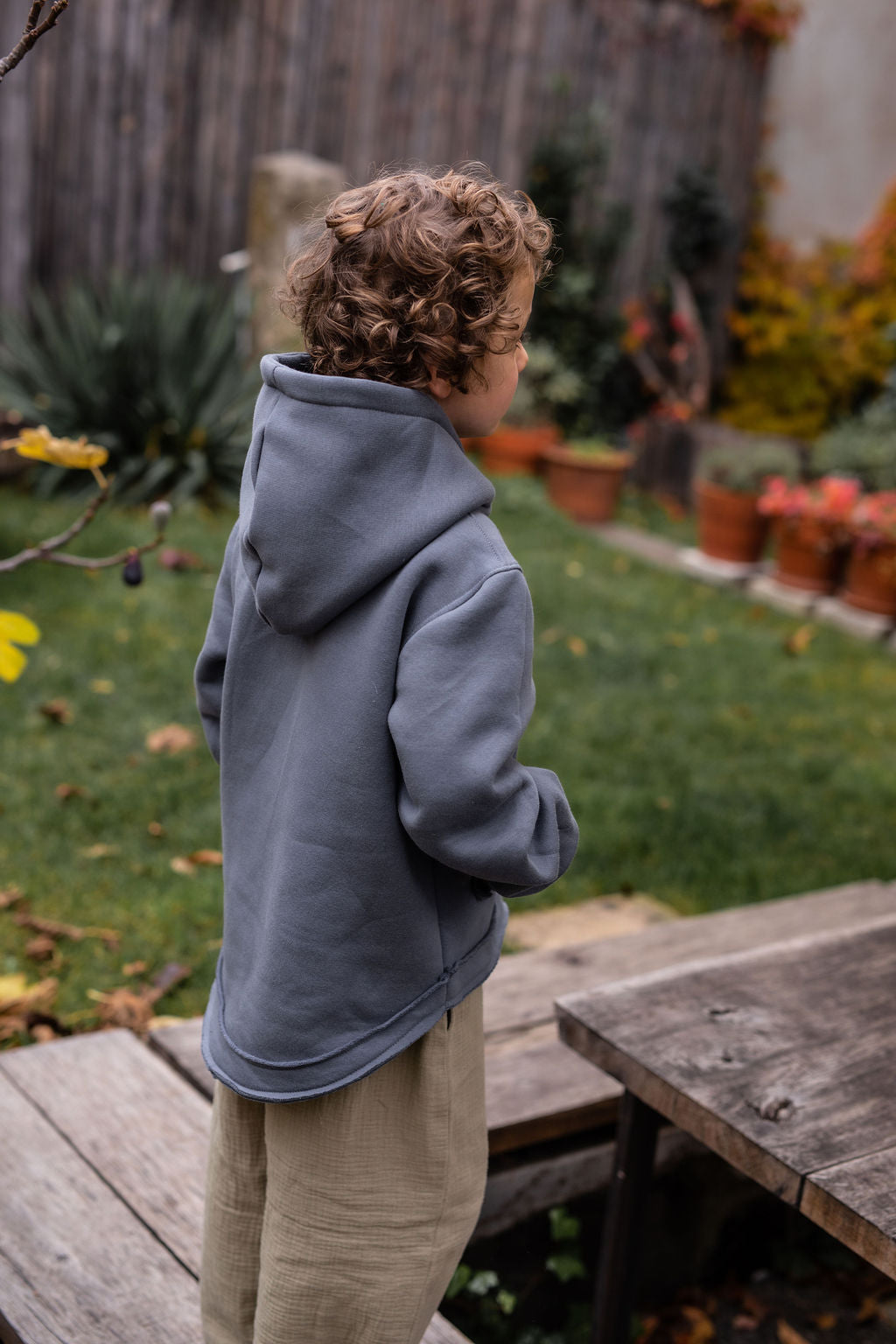 chlapecka-mikina-pocesana-teplakovina-s-kapuci-kapsa-klokan-tmave-seda