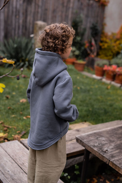 chlapecka-mikina-pocesana-teplakovina-s-kapuci-kapsa-klokan-tmave-seda