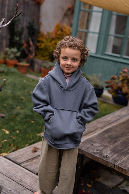 chlapecka-mikina-pocesana-teplakovina-s-kapuci-kapsa-klokan-tmave-seda
