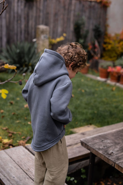 chlapecka-mikina-pocesana-teplakovina-s-kapuci-kapsa-klokan-tmave-seda