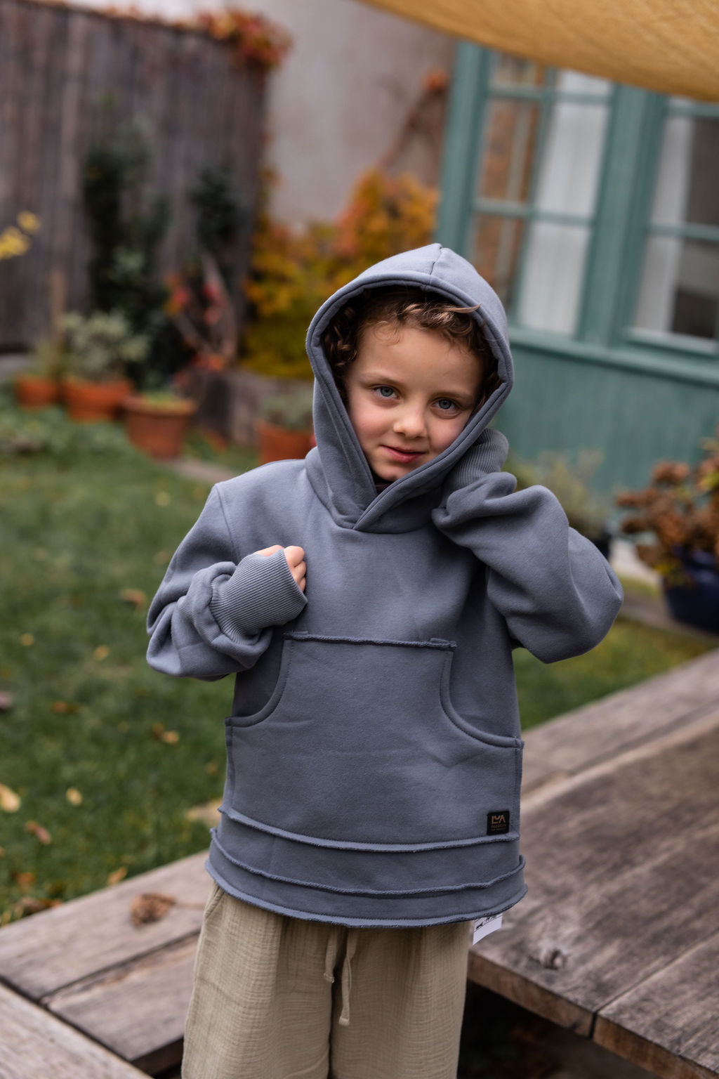 chlapecka-mikina-pocesana-teplakovina-s-kapuci-kapsa-klokan-tmave-seda