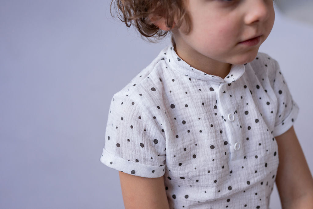 chlapecka-polokosile-muselin-pohodlna-knofliky-kratky-rukav-idealni-na-kazde-rocni-obdobi-cerne-tecky-knofliky