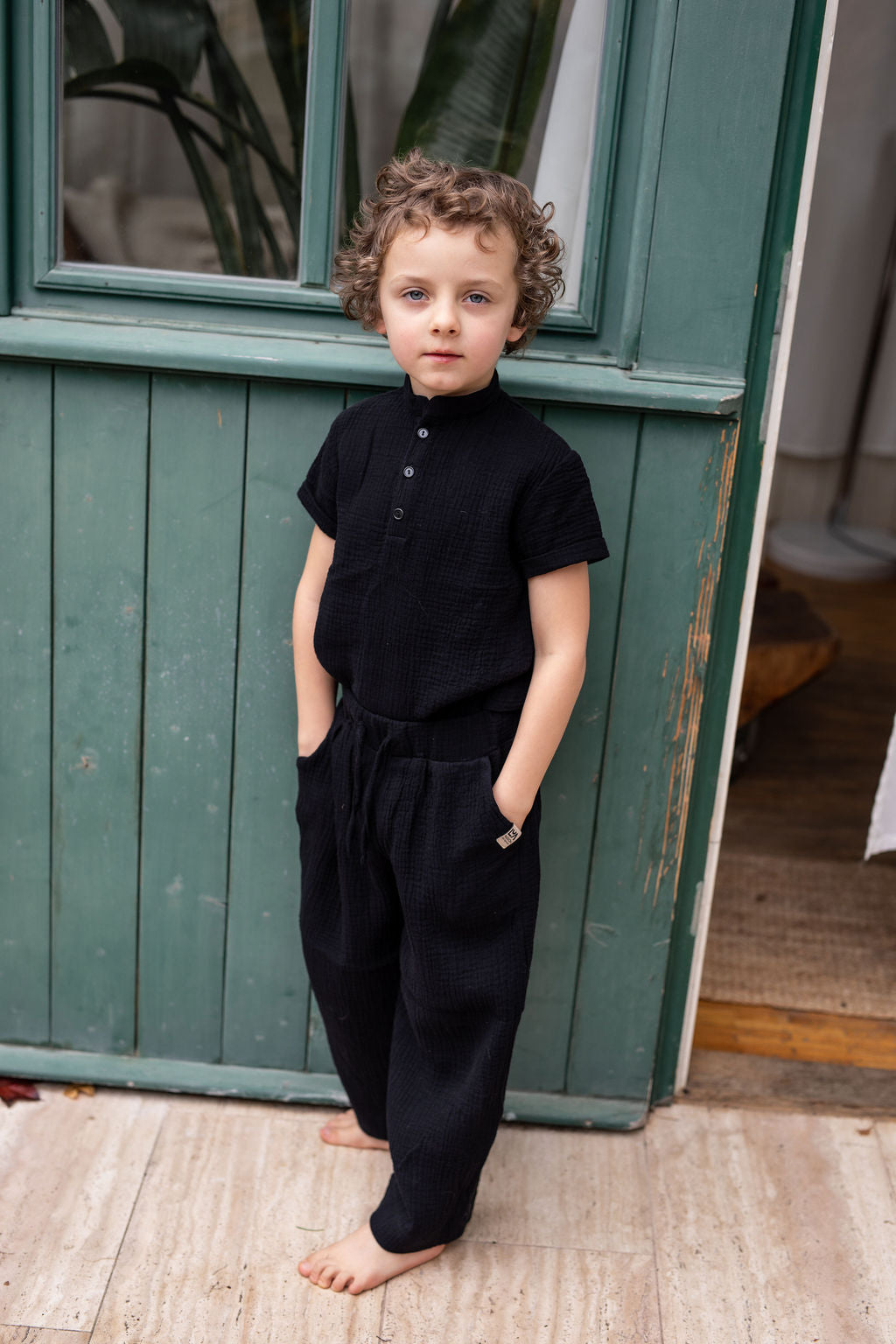 chlapecka-polokosile-muselin-pohodlna-knofliky-kratky-rukav-idealni-na-kazde-rocni-obdobi-cerna