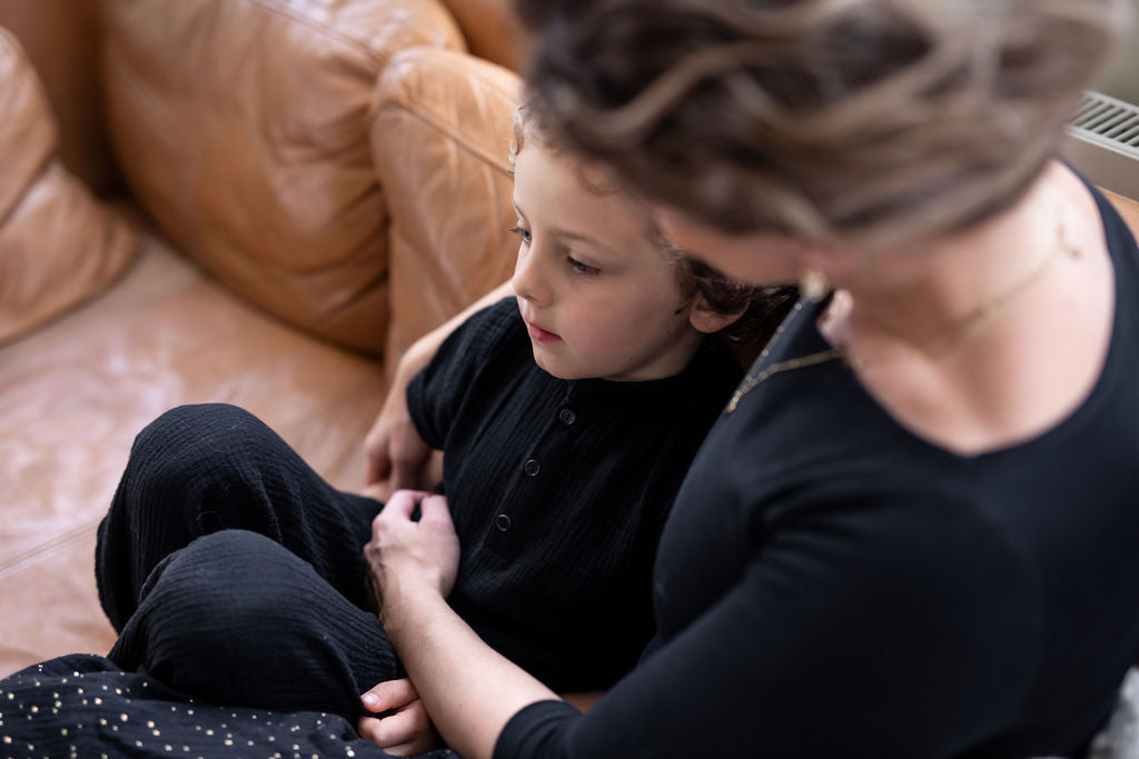 chlapecka-polokosile-muselin-pohodlna-knofliky-kratky-rukav-idealni-na-kazde-rocni-obdobi-cerna