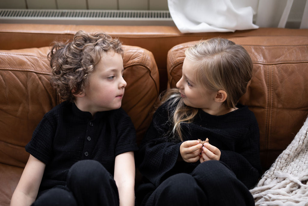 chlapecka-polokosile-muselin-pohodlna-knofliky-kratky-rukav-idealni-na-kazde-rocni-obdobi-cerna