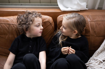 chlapecka-polokosile-muselin-pohodlna-knofliky-kratky-rukav-idealni-na-kazde-rocni-obdobi-cerna