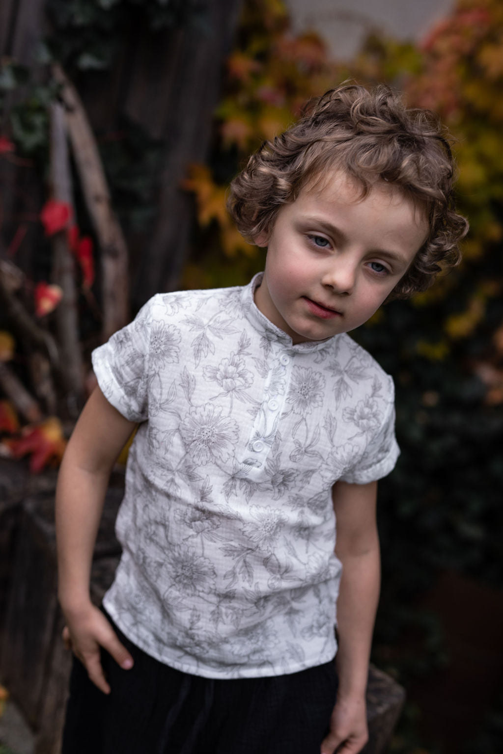 chlapecka-polokosile-muselin-pohodlna-knofliky-kratky-rukav-idealni-na-kazde-rocni-obdobi-sede-kvety