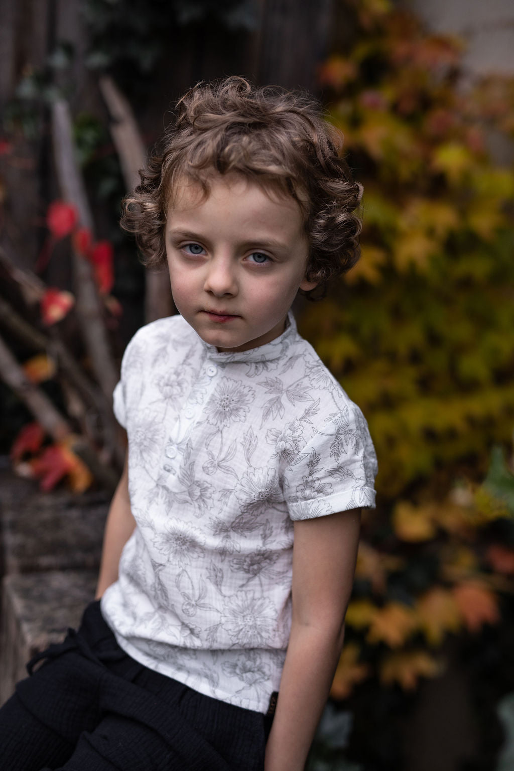 chlapecka-polokosile-muselin-pohodlna-knofliky-kratky-rukav-idealni-na-kazde-rocni-obdobi-sede-kvety