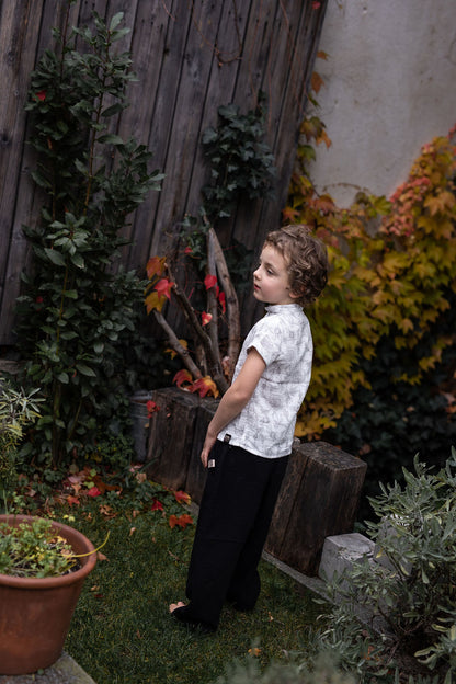 chlapecka-polokosile-muselin-pohodlna-knofliky-kratky-rukav-idealni-na-kazde-rocni-obdobi-sede-kvety