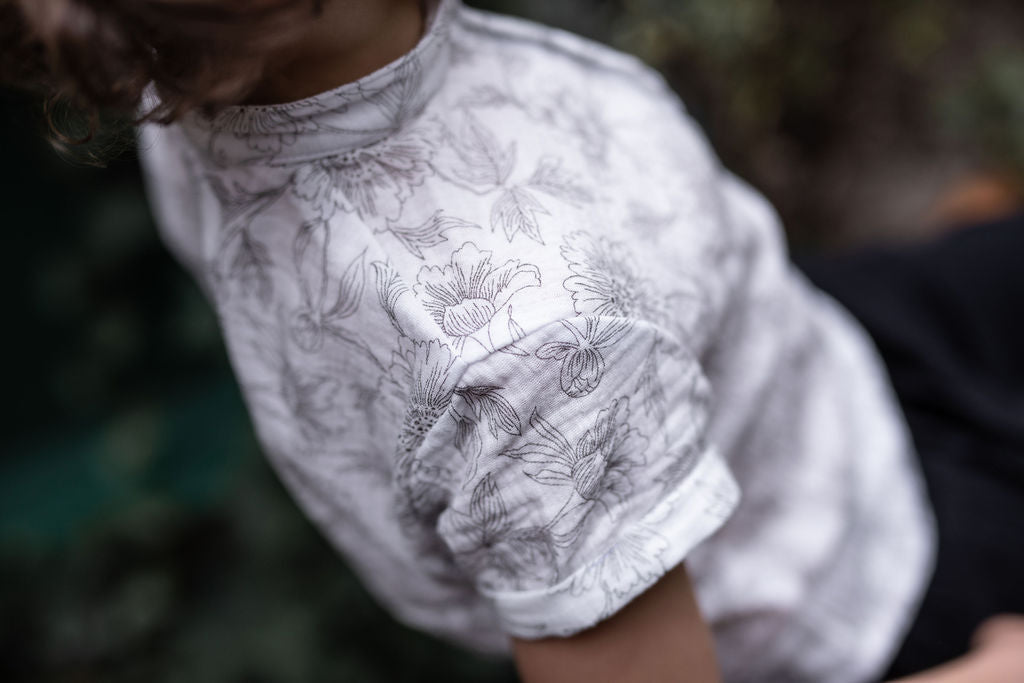 chlapecka-polokosile-muselin-pohodlna-knofliky-kratky-rukav-idealni-na-kazde-rocni-obdobi-sede-kvety-detail