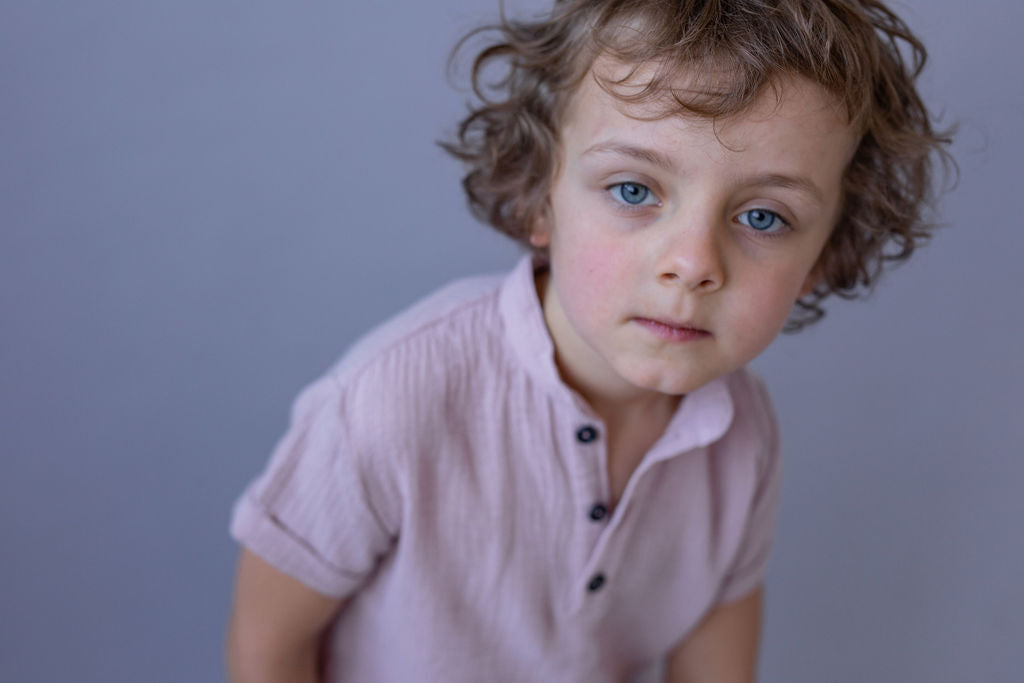 chlapecka-polokosile-muselin-pohodlna-knofliky-kratky-rukav-idealni-na-kazde-rocni-obdobi-staroruzova