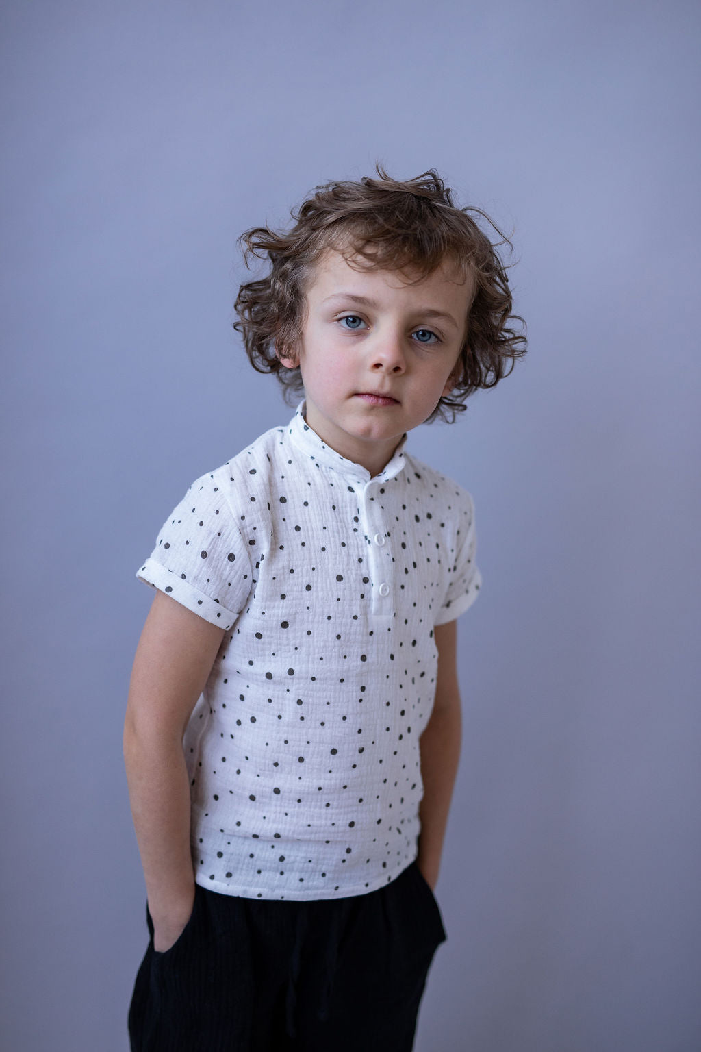 chlapecka-polokosile-muselin-pohodlna-knofliky-kratky-rukav-idealni-na-kazde-rocni-obdobi-cerne-tecky