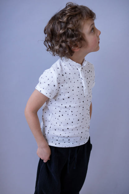 chlapecka-polokosile-muselin-pohodlna-knofliky-kratky-rukav-idealni-na-kazde-rocni-obdobi-cerne-tecky