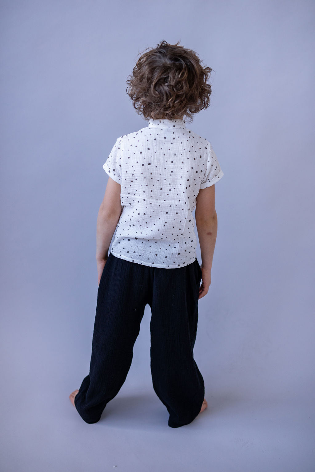 chlapecka-polokosile-muselin-pohodlna-knofliky-kratky-rukav-idealni-na-kazde-rocni-obdobi-cerne-tecky