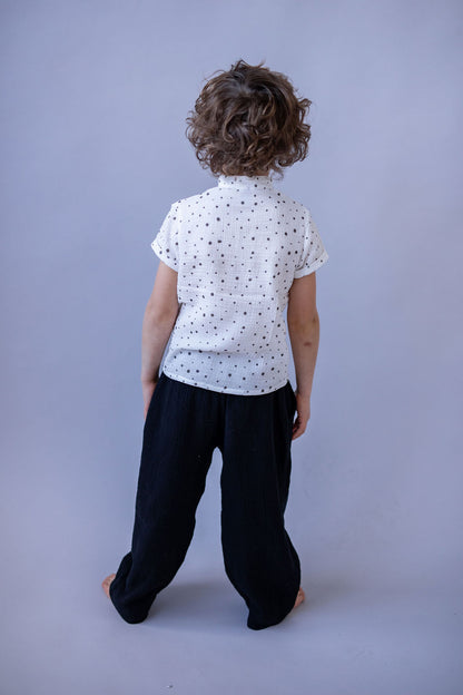 chlapecka-polokosile-muselin-pohodlna-knofliky-kratky-rukav-idealni-na-kazde-rocni-obdobi-cerne-tecky