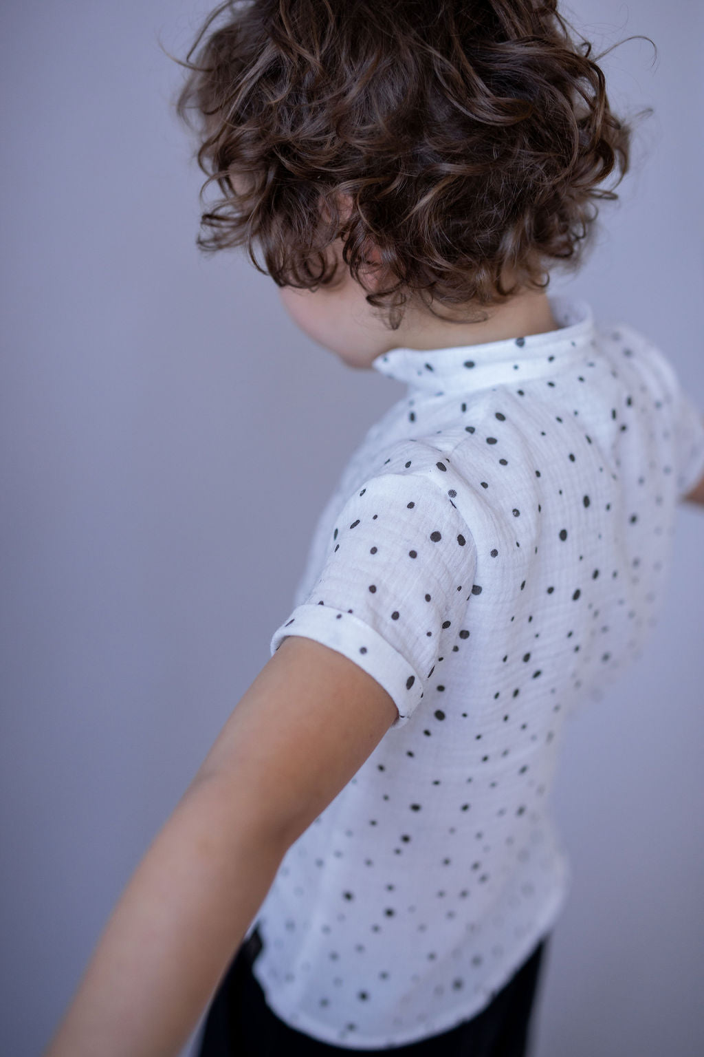 chlapecka-polokosile-muselin-pohodlna-knofliky-kratky-rukav-idealni-na-kazde-rocni-obdobi-cerne-tecky