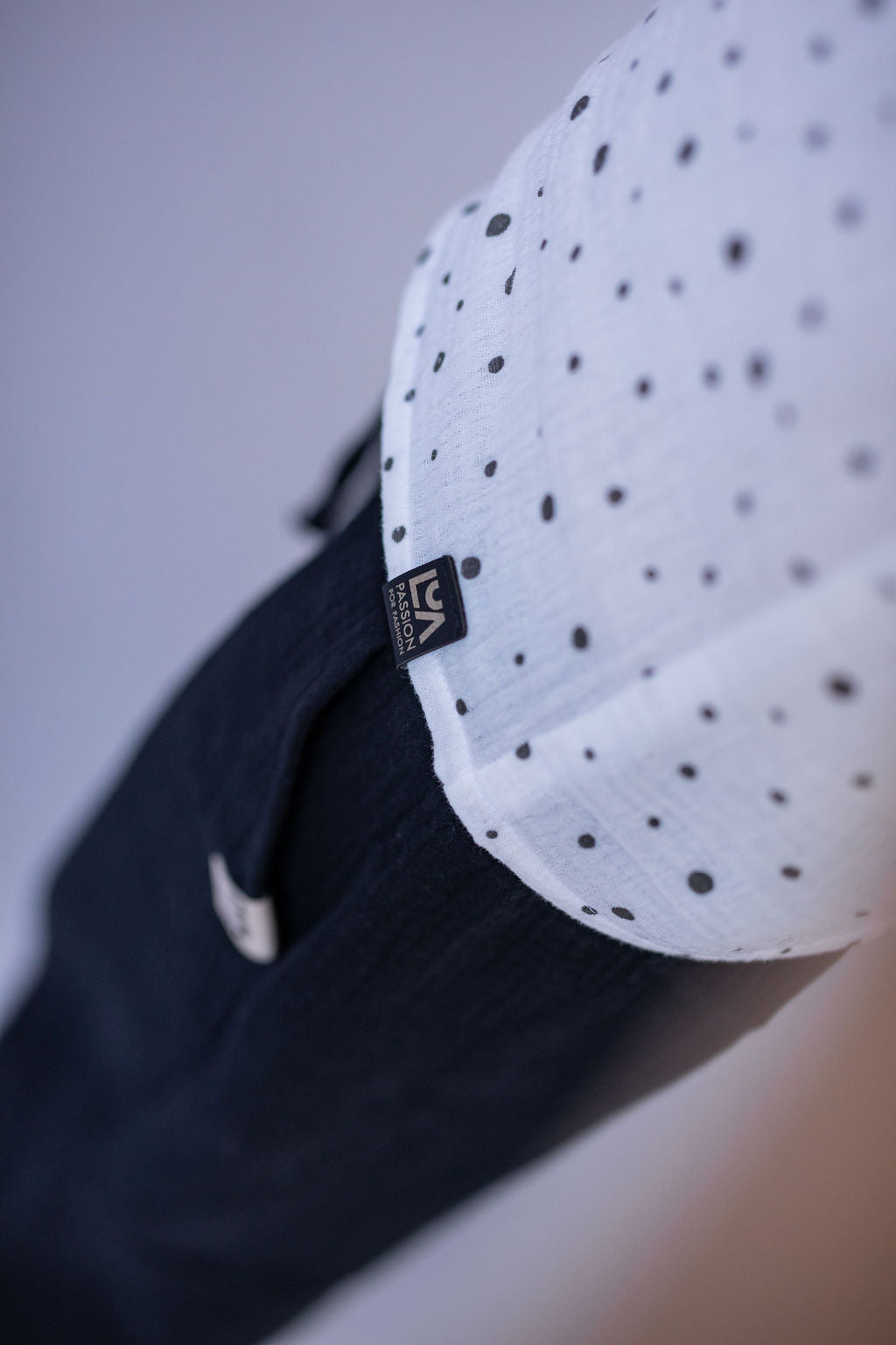 chlapecka-polokosile-muselin-pohodlna-knofliky-kratky-rukav-idealni-na-kazde-rocni-obdobi-cerne-tecky-detail