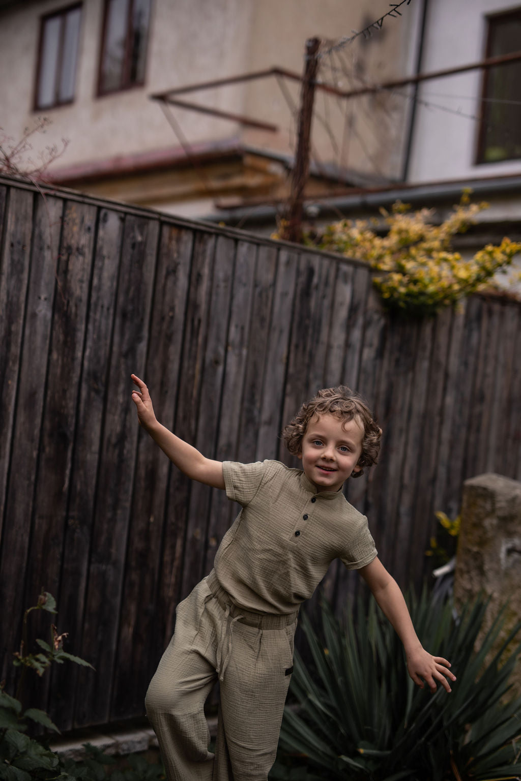 chlapecka-polokosile-muselin-pohodlna-knofliky-kratky-rukav-idealni-na-kazde-rocni-obdobi-khaki