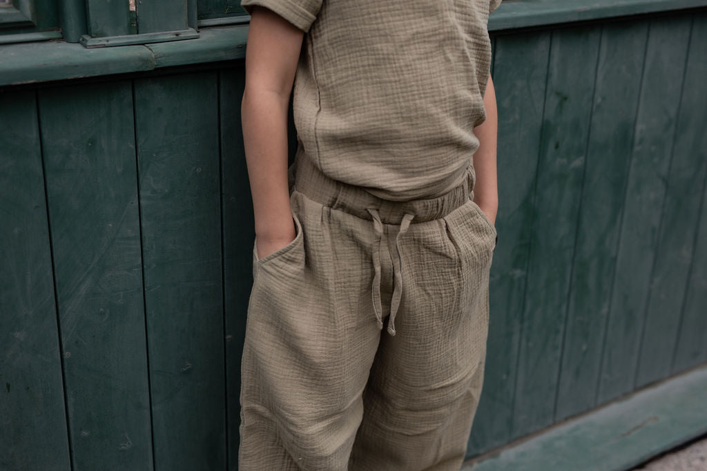 chlapecke-balonove-kalhoty-pohodli- styl-volnost-v- jednom- lehky- mušelín-Jsou -vzdušné-neomezují-se- v -pohybbu-elegantní-střihu-do -města- na víkendovou pohodu-Ležérní vzhled-
Elastický- pas -pro -maximální pohodlí-Ideální -na -jaro- léto- i -teplé -podzimní-dny-khaki