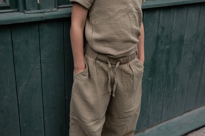 chlapecke-balonove-kalhoty-pohodli- styl-volnost-v- jednom- lehky- mušelín-Jsou -vzdušné-neomezují-se- v -pohybbu-elegantní-střihu-do -města- na víkendovou pohodu-Ležérní vzhled-
Elastický- pas -pro -maximální pohodlí-Ideální -na -jaro- léto- i -teplé -podzimní-dny-khaki