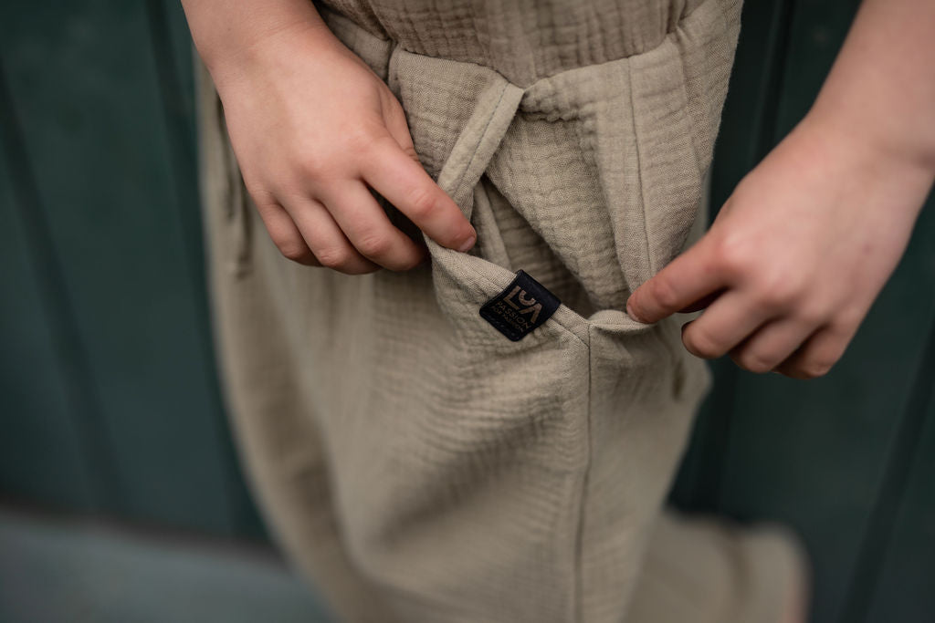 chlapecke-balonove-kalhoty-pohodli- styl-volnost-v- jednom- lehky- mušelín-Jsou -vzdušné-neomezují-se- v -pohybbu-elegantní-střihu-do -města- na víkendovou pohodu-Ležérní vzhled-
Elastický- pas -pro -maximální pohodlí-Ideální -na -jaro- léto- i -teplé -podzimní-dny-khaki-detail-kapsa