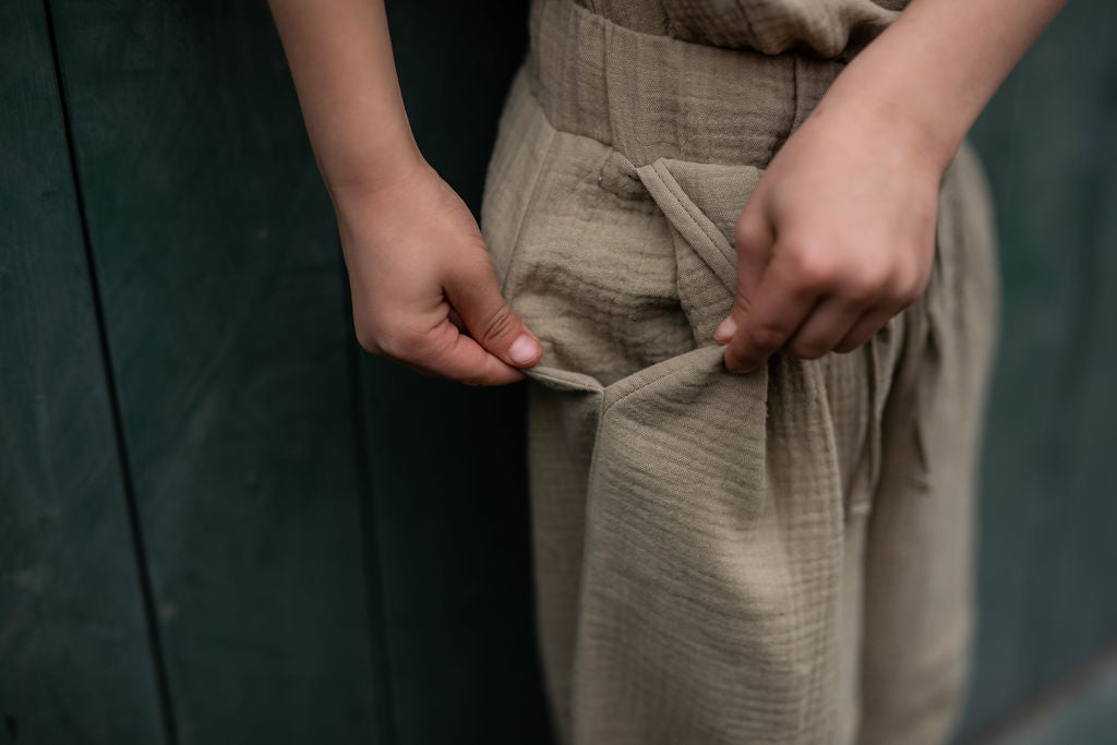 chlapecke-balonove-kalhoty-pohodli- styl-volnost-v- jednom- lehky- mušelín-Jsou -vzdušné-neomezují-se- v -pohybbu-elegantní-střihu-do -města- na víkendovou pohodu-Ležérní vzhled-
Elastický- pas -pro -maximální pohodlí-Ideální -na -jaro- léto- i -teplé -podzimní-dny-khaki-detail-kapsa