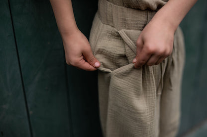 chlapecke-balonove-kalhoty-pohodli- styl-volnost-v- jednom- lehky- mušelín-Jsou -vzdušné-neomezují-se- v -pohybbu-elegantní-střihu-do -města- na víkendovou pohodu-Ležérní vzhled-
Elastický- pas -pro -maximální pohodlí-Ideální -na -jaro- léto- i -teplé -podzimní-dny-khaki-detail-kapsa