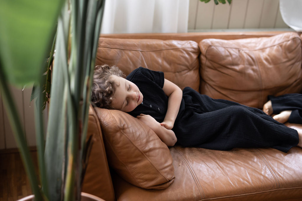 chlapecke-balonove-kalhoty-pohodli- styl-volnost-v- jednom- lehky- mušelín-Jsou -vzdušné-neomezují-se- v -pohybbu-elegantní-střihu-do -města- na víkendovou pohodu-Ležérní vzhled-
Elastický- pas -pro -maximální pohodlí-Ideální -na -jaro- léto- i -teplé -podzimní-dny-cerna