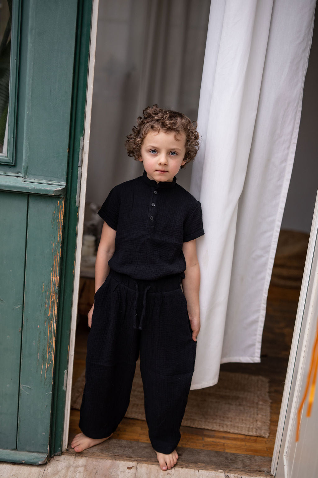 chlapecke-balonove-kalhoty-pohodli- styl-volnost-v- jednom- lehky- mušelín-Jsou -vzdušné-neomezují-se- v -pohybbu-elegantní-střihu-do -města- na víkendovou pohodu-Ležérní vzhled-
Elastický- pas -pro -maximální pohodlí-Ideální -na -jaro- léto- i -teplé -podzimní-dny-cerna