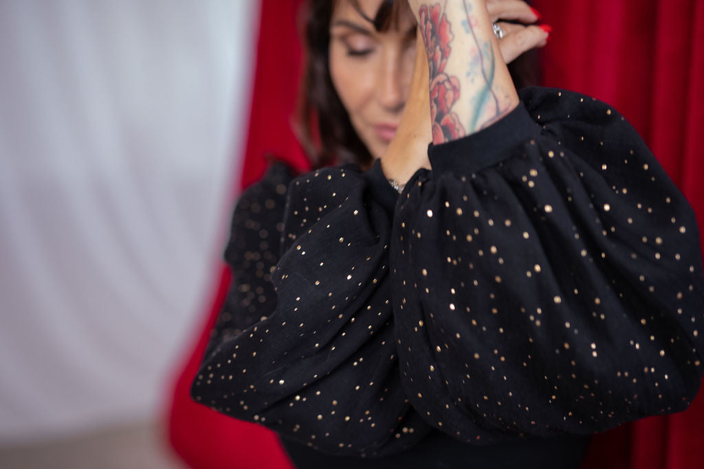 damska-elegantni-halena-muselin-uplet-balonove-rukavy-do-prace-na-veceri-vylety-pohoda-zlate-tecky-cerna.detail